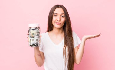 İspanyol güzel kadın şaşkın, şaşkın ve şüpheci hissediyor. kaydetme kavramı