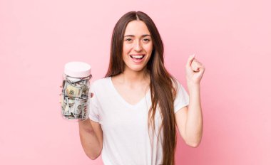 İspanyol güzel kadın şokta, gülüyor ve başarıyı kutluyor. kaydetme kavramı