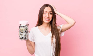 İspanyol güzel kadın kendini stresli, endişeli ya da korkmuş hissediyor, elleri başının üstünde. kaydetme kavramı