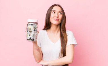 İspanyol güzel kadın omuz silkiyor, kafası karışık ve kararsız. kaydetme kavramı