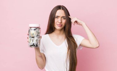 İspanyol güzel kadın kafası karışık ve şaşkın hissediyor, senin deli olduğunu gösteriyor. kaydetme kavramı