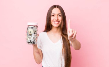 İspanyol güzel kadın gülümsüyor ve arkadaş canlısı görünüyor, bir numarayı gösteriyor. kaydetme kavramı