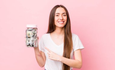 İspanyol güzel kadın neşeyle gülümsüyor, mutlu hissediyor ve bir tarafı işaret ediyor. kaydetme kavramı