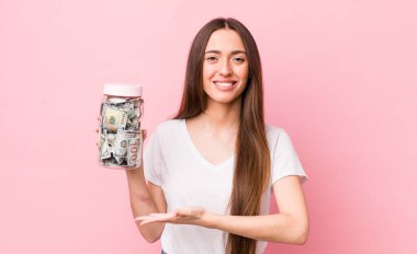 İspanyol güzel kadın neşeyle gülümsüyor, mutlu hissediyor ve bir konsept gösteriyor. kaydetme kavramı