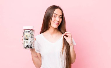 İspanyol güzeli kadın kibirli, başarılı, pozitif ve gururlu görünüyor. kaydetme kavramı