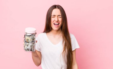 İspanyol güzel kadın agresif bir şekilde bağırıyor, çok kızgın görünüyor. kaydetme kavramı