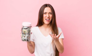 İspanyol güzel kadın sinirli, sinirli ve hayal kırıklığına uğramış görünüyor. kaydetme kavramı