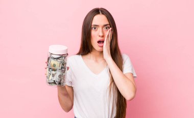 İspanyol güzel kadın şok olmuş ve korkmuş hissediyor. kaydetme kavramı