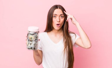 İspanyol güzel kadın şaşırmış görünüyor, yeni bir düşünce, fikir ya da konsept fark ediyor. kaydetme kavramı