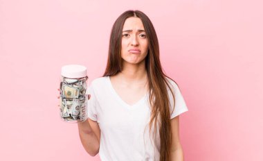 İspanyol güzel bir kadın üzgün ve mızmızlanıyor. Mutsuz bir bakışı var ve ağlıyor. kaydetme kavramı