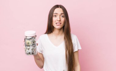 Şaşkın ve şaşkın görünen İspanyol güzel kadın. kaydetme kavramı