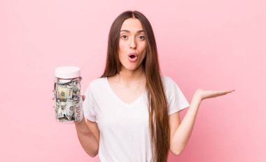 İspanyol güzel kadın şaşırmış ve şok olmuş görünüyor. Çenesi düşmüş ve elinde bir nesne var. kaydetme kavramı