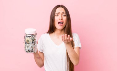 İspanyol güzel kadın umutsuz, hayal kırıklığına uğramış ve stresli görünüyor. kaydetme kavramı