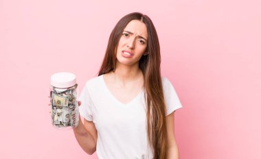 İspanyol güzel kadın şaşkın ve şaşkın hissediyor. kaydetme kavramı