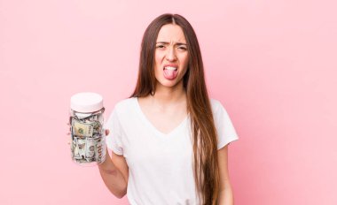 İspanyol güzel kadın iğreniyor, sinirleniyor ve dili dışarı çıkıyor. kaydetme kavramı