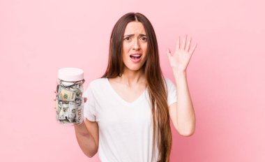 İspanyol güzel kadın ellerini havaya kaldırarak çığlık atıyor. kaydetme kavramı