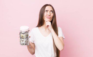 Hispanik güzel kadın düşünüyor, kuşkulu ve şaşkın hissediyor. kaydetme kavramı