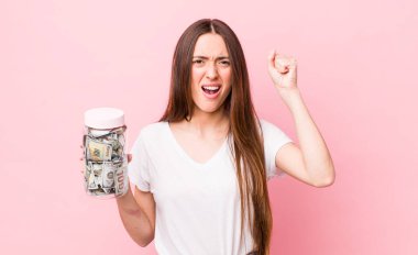 İspanyol güzel kadın sinirli bir ifadeyle agresif bir şekilde bağırıyor. kaydetme kavramı