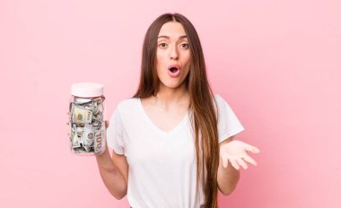 İspanyol güzel kadın son derece şaşırmış ve şok olmuş hissediyor. kaydetme kavramı