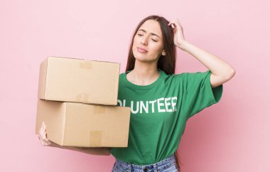 İspanyol güzel kadın mutlu bir şekilde gülümsüyor ve hayal kuruyor ya da şüphe ediyor. gönüllülük kavramı