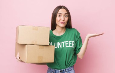 İspanyol güzel kadın şaşkın, şaşkın ve şüpheci hissediyor. gönüllülük kavramı