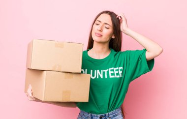 İspanyol güzel kadın şaşkın ve kafası karışık, kaşınan bir kafa hissediyor. gönüllülük kavramı