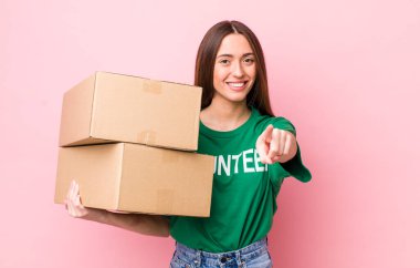 İspanyol asıllı güzel bir kadın kamerayı işaret ederek seni seçiyor. gönüllülük kavramı