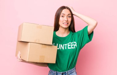 İspanyol güzel kadın kendini stresli, endişeli ya da korkmuş hissediyor, elleri başının üstünde. gönüllülük kavramı