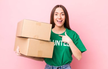 İspanyol güzel kadın kendini mutlu hissediyor ve heyecanla kendini işaret ediyor. gönüllülük kavramı