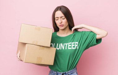 İspanyol güzel kadın stresli, endişeli, yorgun ve hayal kırıklığına uğramış hissediyor. gönüllülük kavramı