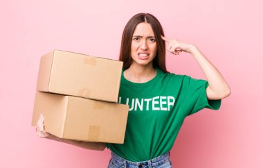 İspanyol güzel kadın kafası karışık ve şaşkın hissediyor, senin deli olduğunu gösteriyor. gönüllülük kavramı