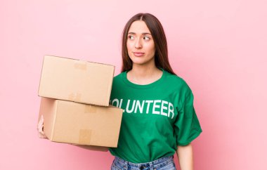 Hispanik güzel kadın üzgün, üzgün ya da kızgın hissediyor ve yana bakıyor. gönüllülük kavramı