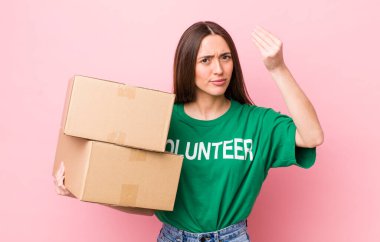 İspanyol güzel kadın kapiş ya da para hareketi yapıp sana ödemeni söylüyor. gönüllülük kavramı