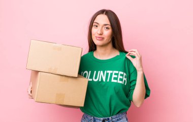 İspanyol güzeli kadın kibirli, başarılı, pozitif ve gururlu görünüyor. gönüllülük kavramı