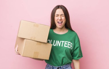 İspanyol güzel kadın agresif bir şekilde bağırıyor, çok kızgın görünüyor. gönüllülük kavramı