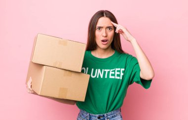 İspanyol güzel kadın şaşırmış görünüyor, yeni bir düşünce, fikir ya da konsept fark ediyor. gönüllülük kavramı