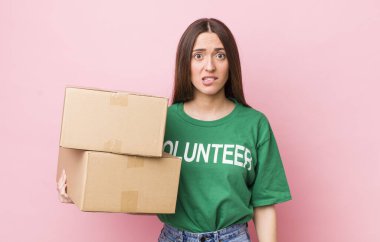 Şaşkın ve şaşkın görünen İspanyol güzel kadın. gönüllülük kavramı