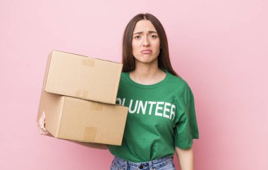 İspanyol güzel bir kadın üzgün ve mızmızlanıyor. Mutsuz bir bakışı var ve ağlıyor. gönüllülük kavramı