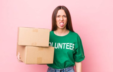 İspanyol güzel kadın iğreniyor, sinirleniyor ve dili dışarı çıkıyor. gönüllülük kavramı