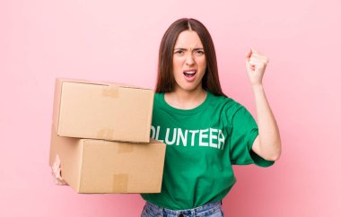 İspanyol güzel kadın sinirli bir ifadeyle agresif bir şekilde bağırıyor. gönüllülük kavramı