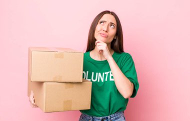 Hispanik güzel kadın düşünüyor, kuşkulu ve şaşkın hissediyor. gönüllülük kavramı