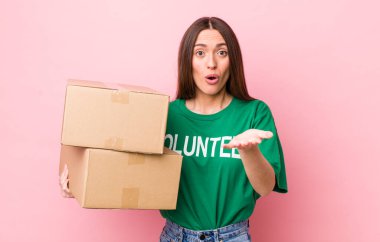 İspanyol güzel kadın son derece şaşırmış ve şok olmuş hissediyor. gönüllülük kavramı