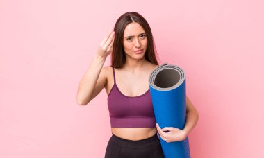 İspanyol güzel kadın kapiş ya da para hareketi yapıp sana ödemeni söylüyor. fitness ve yoga konsepti