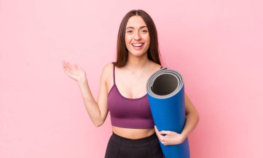 İspanyol güzel kadın kendini mutlu hissediyor, bir çözüm ya da fikir bulduğuna şaşırıyor. fitness ve yoga konsepti