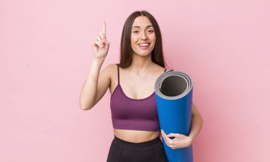 İspanyol güzel kadın bir fikri fark ettikten sonra mutlu ve heyecanlı bir dahi gibi hissediyor. fitness ve yoga konsepti