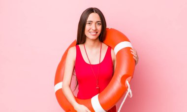 İspanyol güzel kadın mutlu bir şekilde gülümsüyor, eli kalçasında ve kendinden emin. cankurtaran konsepti