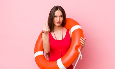 İspanyol güzel kadın kapiş ya da para hareketi yapıp sana ödemeni söylüyor. cankurtaran konsepti