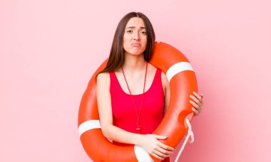 İspanyol güzel bir kadın üzgün ve mızmızlanıyor. Mutsuz bir bakışı var ve ağlıyor. cankurtaran konsepti