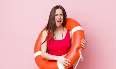 İspanyol güzel kadın agresif bir şekilde bağırıyor, çok kızgın görünüyor. cankurtaran konsepti