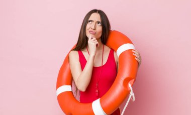 Hispanik güzel kadın düşünüyor, kuşkulu ve şaşkın hissediyor. cankurtaran konsepti